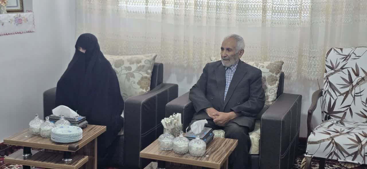 آیین تجلیل میثاق مدیریت شرکت داروسازی دانا   با شهدای گرانقدر جنگ تحمیلی و ادای احترام به خانواده محترم شهدا بمناسبت هفته دفاع مقدس